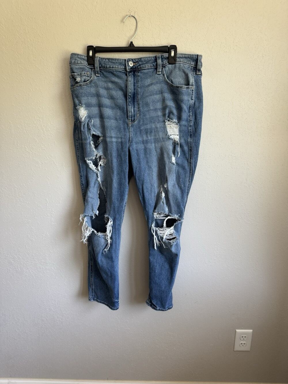 Hollister Light Wash Blue Denim Destroyed Ultra High Rise Mom Jean Womens 33